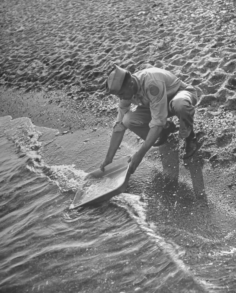 When out in the field and lacking hi-tech (or even rudimentary) tools, spies can take a page from MacGyver's book and employ basic, everyday items to their advantage. Here a man uses a method of making photographs under emergency conditions outlined in a U.S. Army course once offered at Yale University.