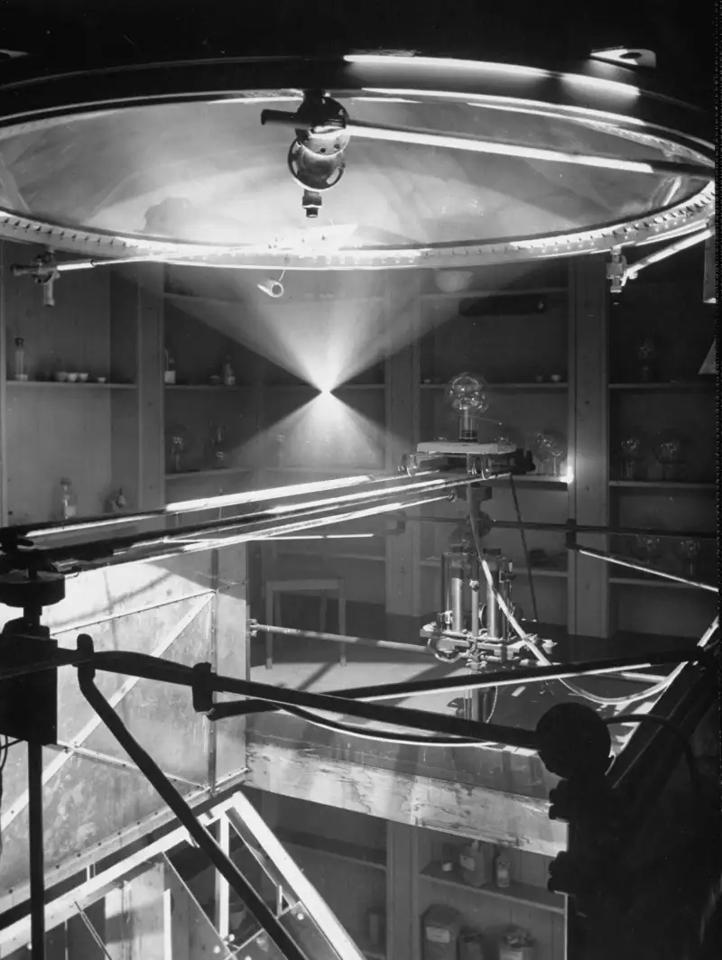 According to the LIFE magazine article on the French solar furnace,  When LIFE photographer N. R. Farbman blew some cigarette smoke into one of the ... furnaces he produced a pattern of sunlit particles that shows how the rays are focused by the mirrors.