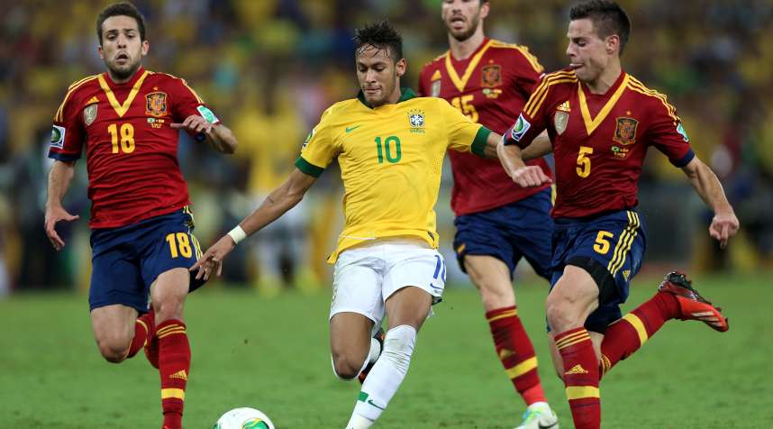 RIO DE JANEIRO, BRAZIL - JUNE 30:  Neymar of Brazil is pursued by Jordi Alba (L), Sergio Ramos and Cesar Azpilicueta (R) of Spain during the FIFA Confederations Cup Brazil 2013 Final match between Brazil and Spain in Rio de Janeiro, Brazil.