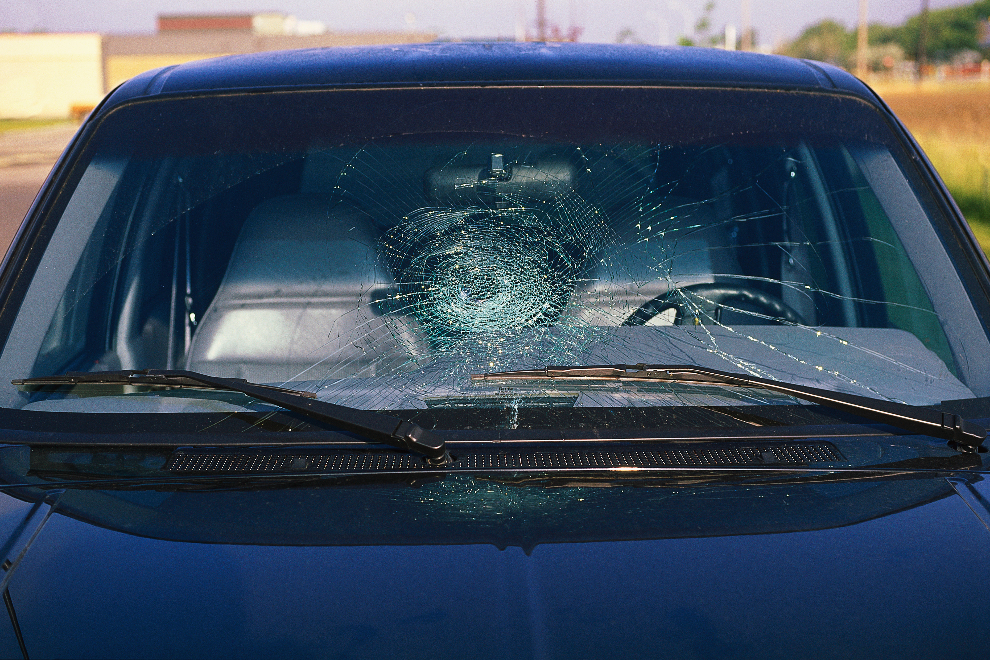 Разбитое лобовое стекло машины. Лобовое стекло. Стекло автомобиля. Лобовое стекло авто. Разбитое лобовое стекло.