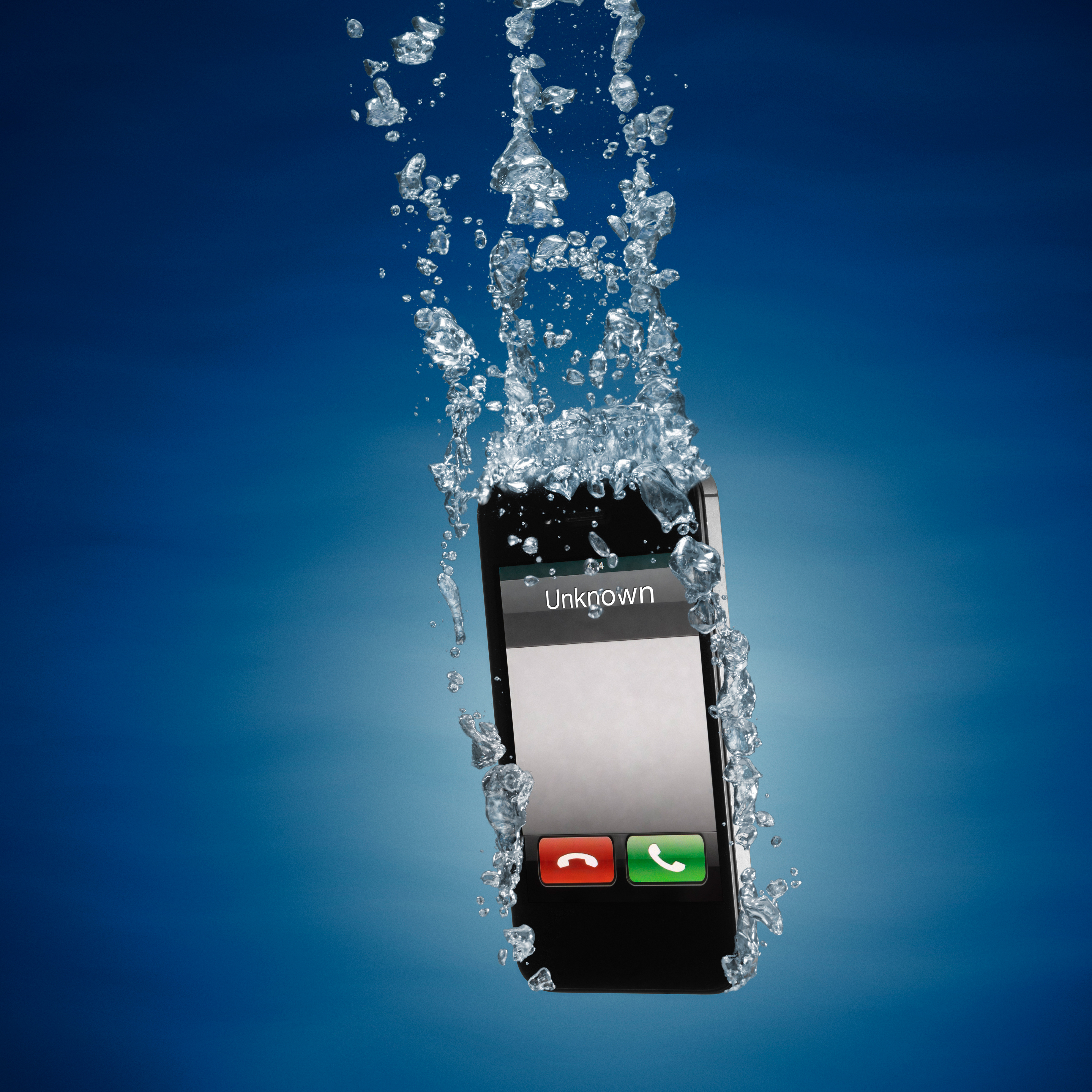 Смартфон упал в воду. Мокрый смартфон. Утопленный телефон. Промокший смартфон. Сотовый телефон в воде.