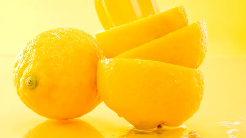 Juicing a lemon