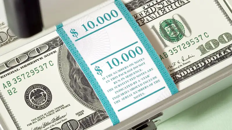 Is It Illegal to Carry $10,000 in Cash?