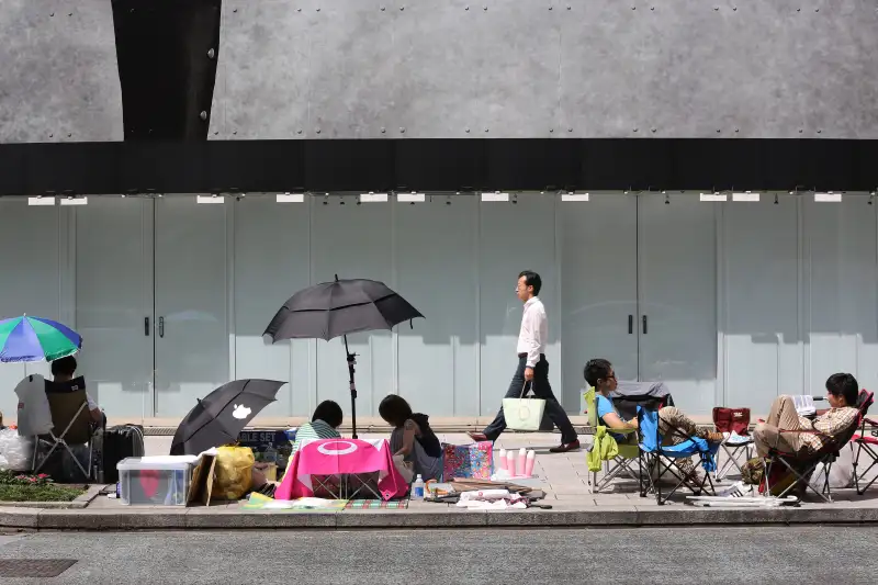 Customers waiting in line for iPhone 6 and iPhone 6 Plus