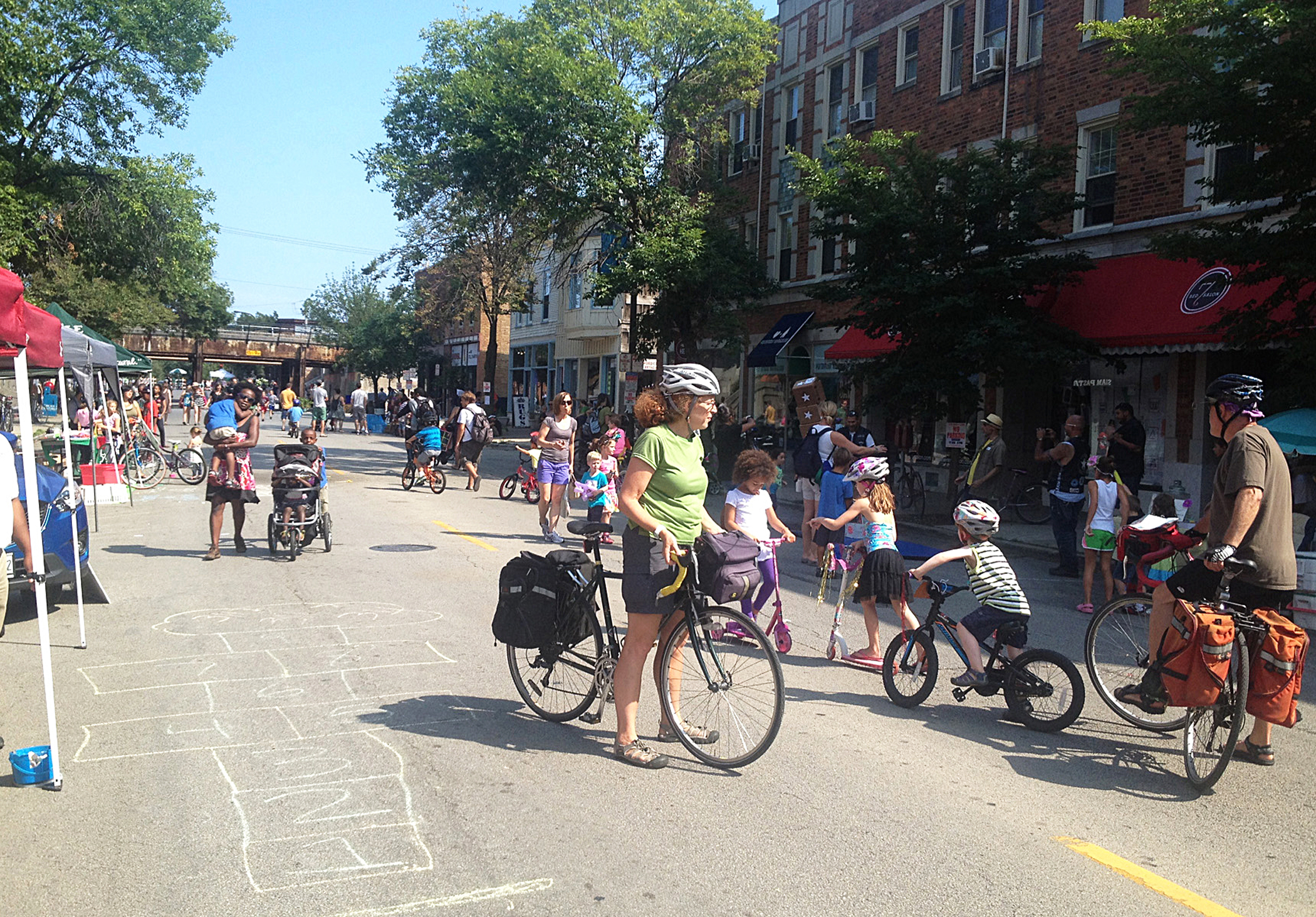11. Evanston, Ill. 
                            Population: 75,530 | Percent Who Primarily Walk/Bike: 15%