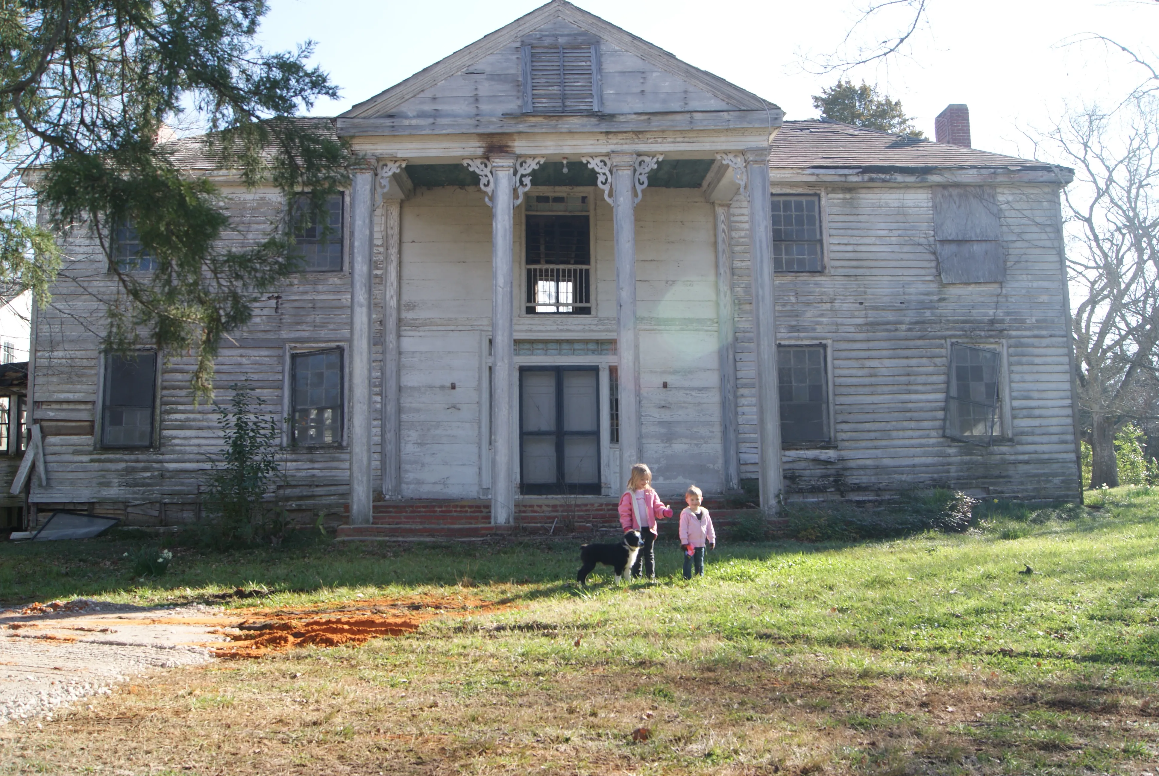 ENDANGERED HOUSE PRESERVED.
Who: Amanda H.
Where: Gallion, Alabama.
Before: "Bermuda Hill had been placed on the 'endangered' list and 'places of peril' by the Alabama Historic Commission. The house had been empty for nearly 25 years. Most people thought we were nuts to take on the project."