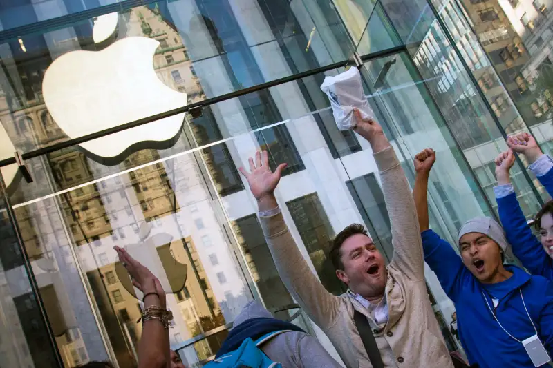 Local resident Andreas Gibson celebrates after being the first to exit the Fifth Avenue store after purchasing an iPhone 6 on the first day of sales in Manhattan, New York September 19, 2014.
