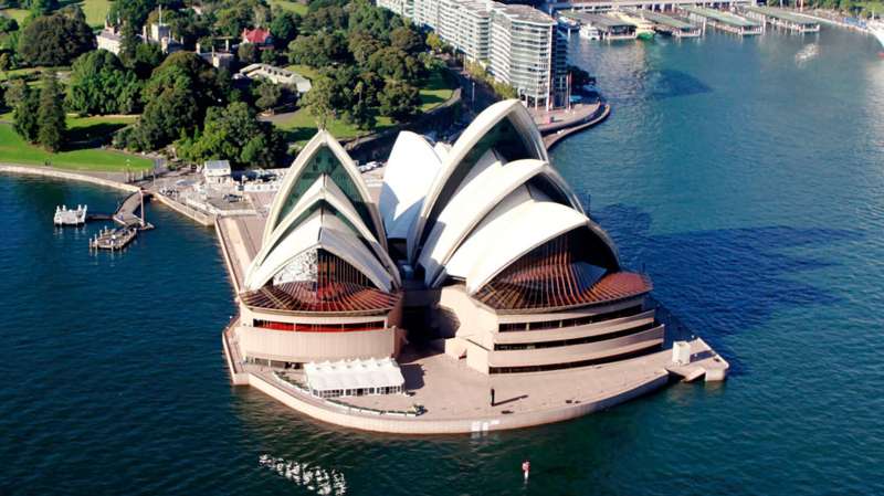 Sydney Opera House and downtown skyline, Sydney, Australia.
