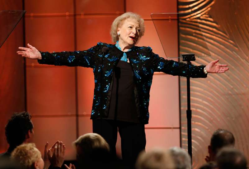 Actress Betty White presents the late producer Bob Stewart with a posthumous Lifetime Achievement Award during the 40th annual Daytime Emmy Awards in Beverly Hills, California June 16, 2013.