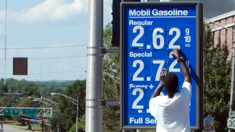 changing gas price sign