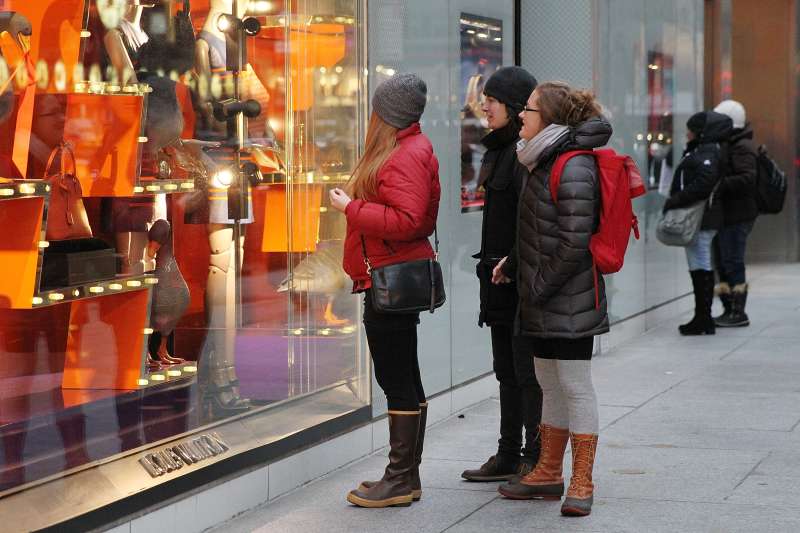 millennial shoppers window shopping
