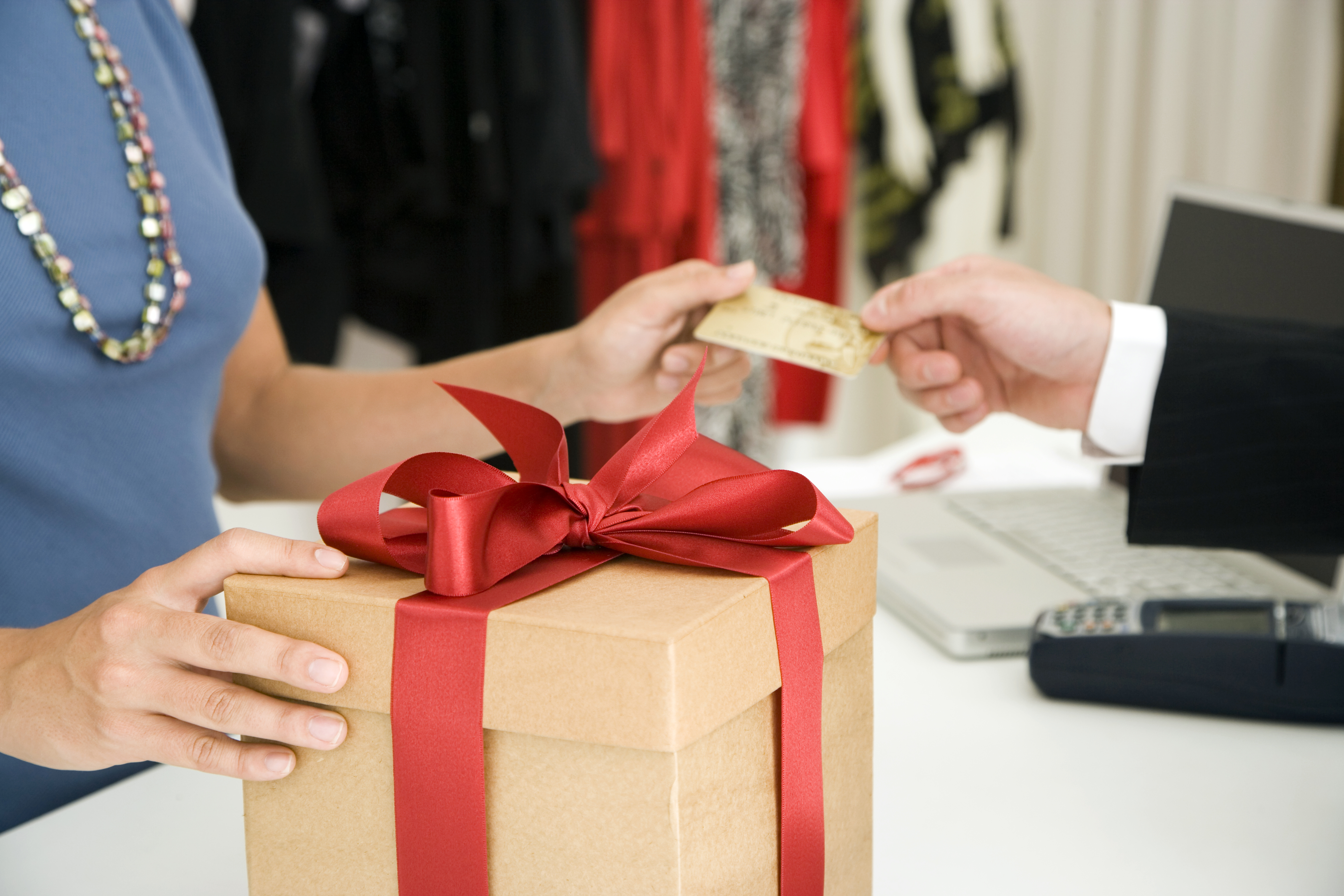 Go shopping presents you. Подарок. Подарки клиентам. Новогодние подарки. Подарки покупателям.