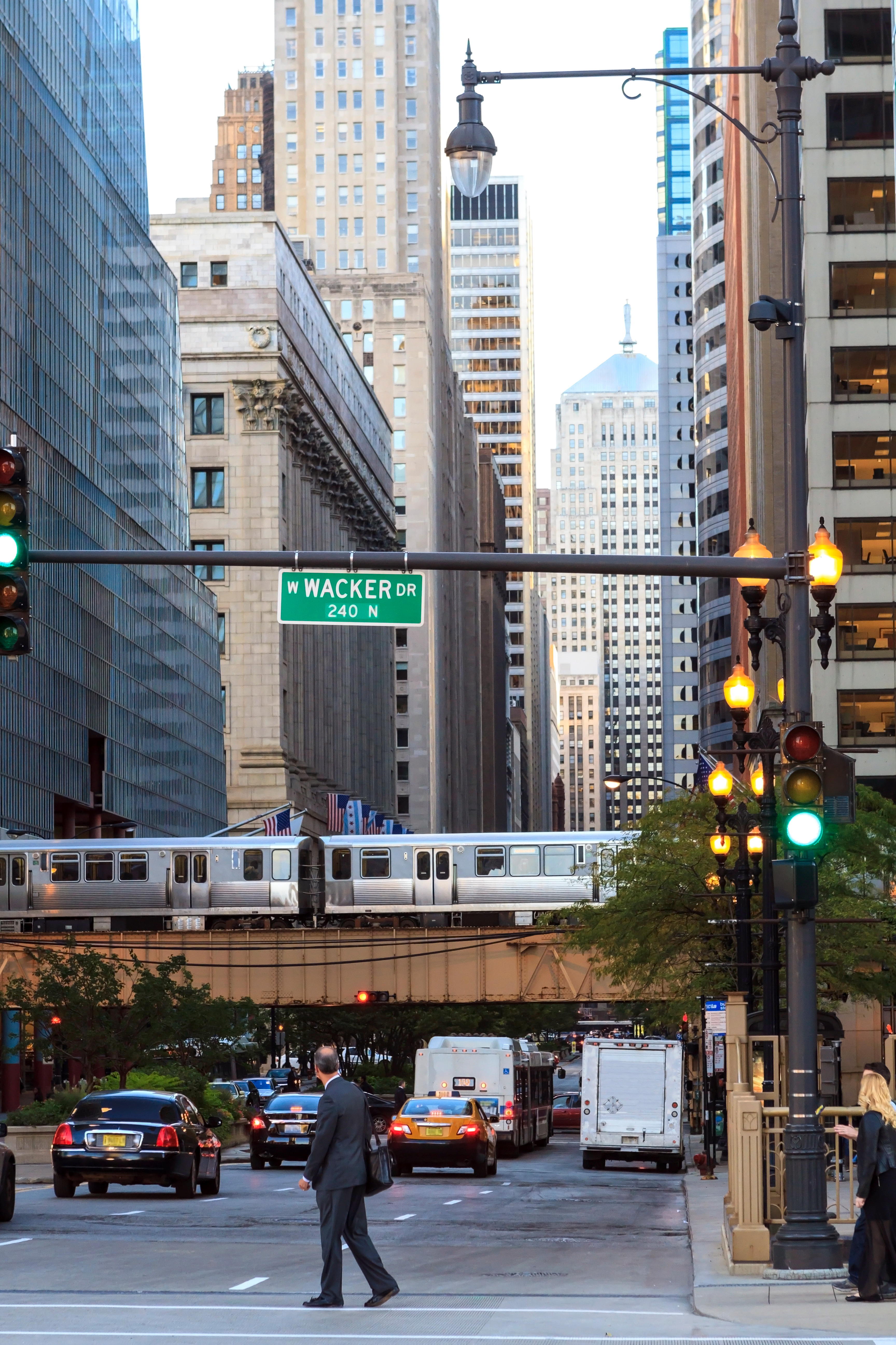 El train crossing North Clark Street, The Loop, Chicago, Illinois, United States of America, North America
