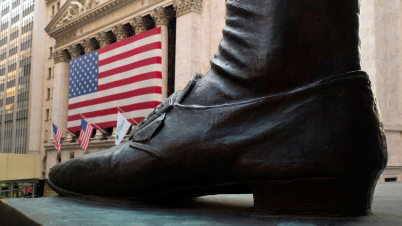 Foot of George Washington statue with view of NYSE in the background