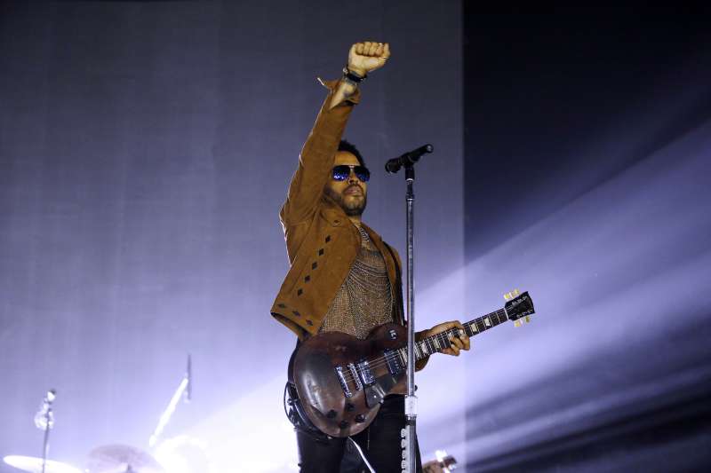 US musician Lenny Kravitz performs on November 23, 2014 at the Bercy concert hall in Paris.