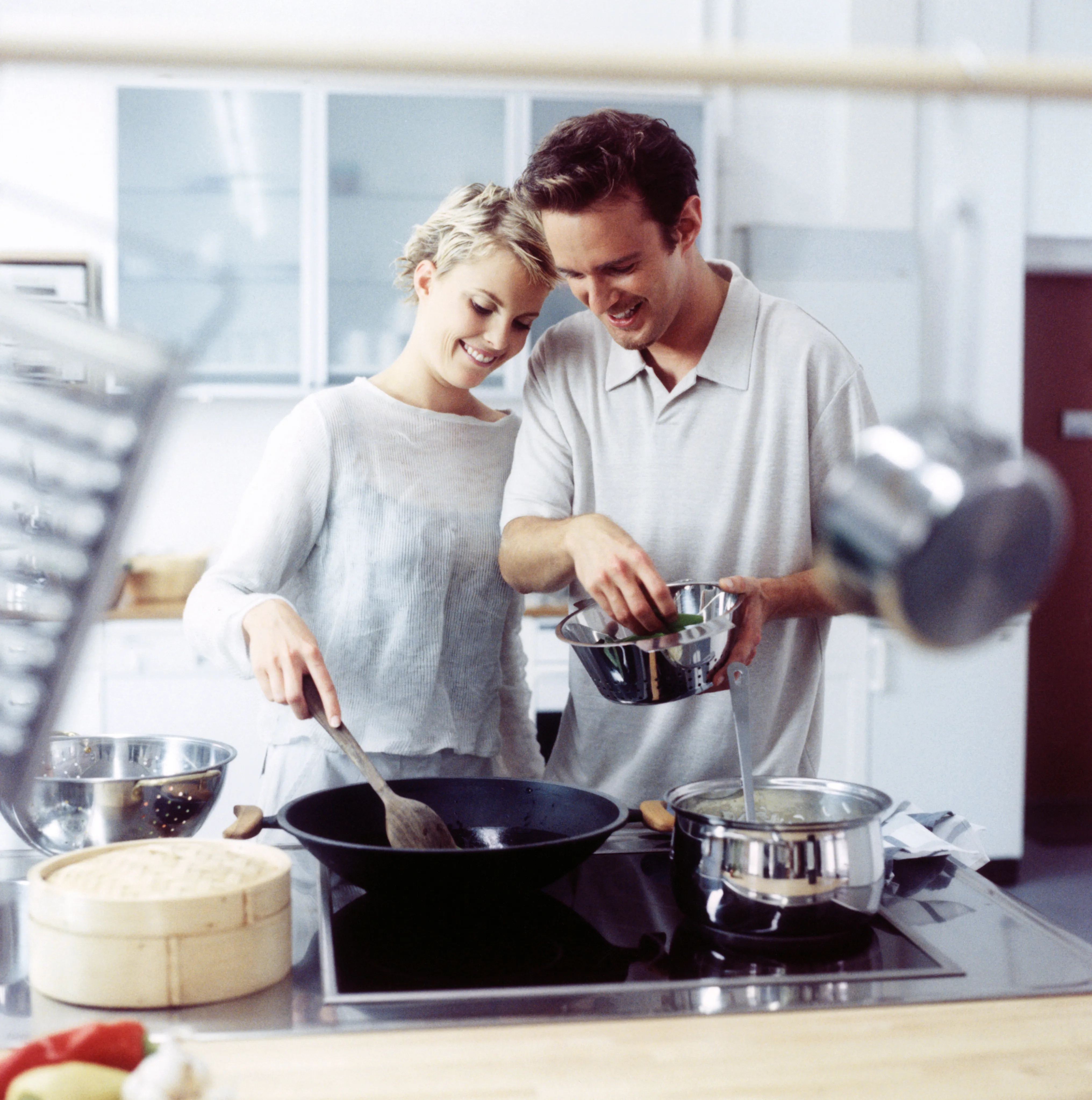 He is in the kitchen. Совместная готовка. Готовим вместе. Кухня домашнее хозяйство. Домашнее хозяйство семьи.