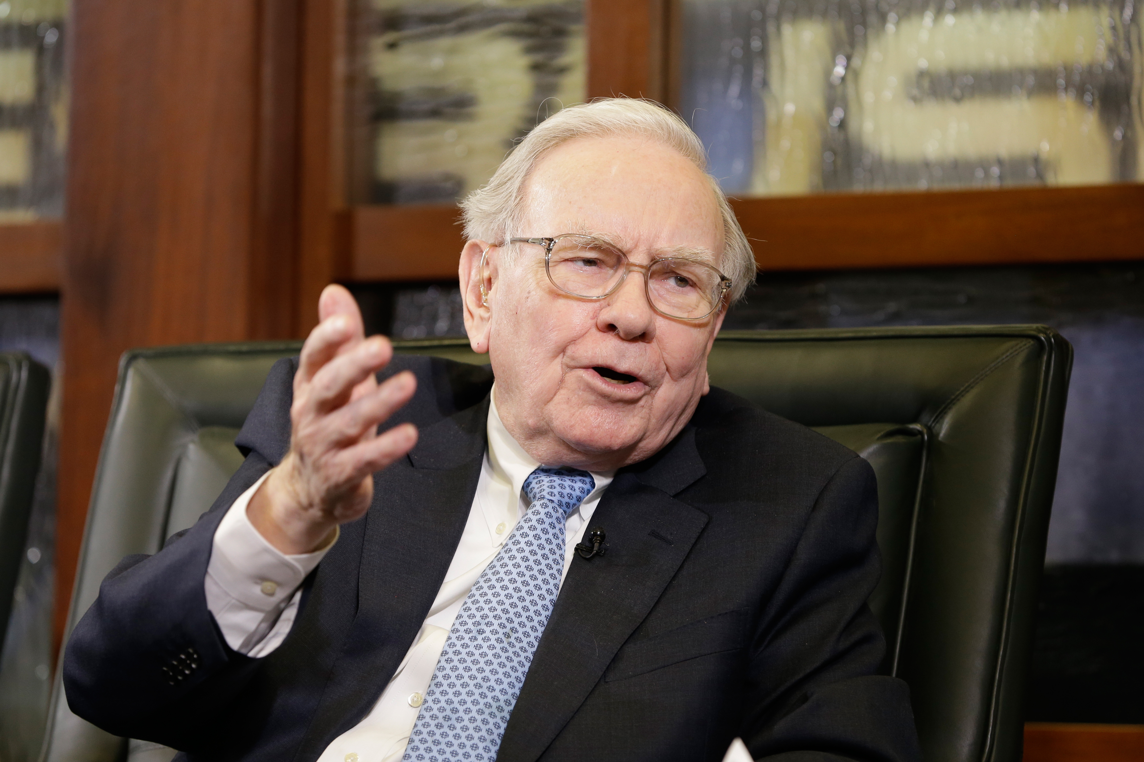 Warren Buffett: Why His Criticism of Elizabeth Warren Is Causing an Outcry  | Money