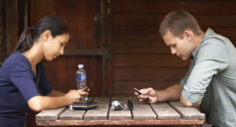 couple on cell phones