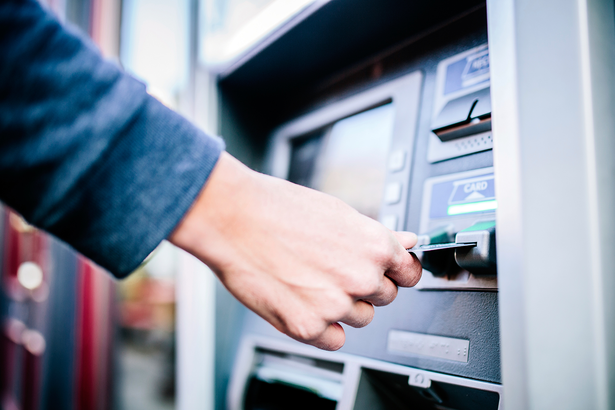 Снятие денег с телефона. Деньги в банкомате. Возле банкомата. Человек около банкомата. Банкомат (ATM).