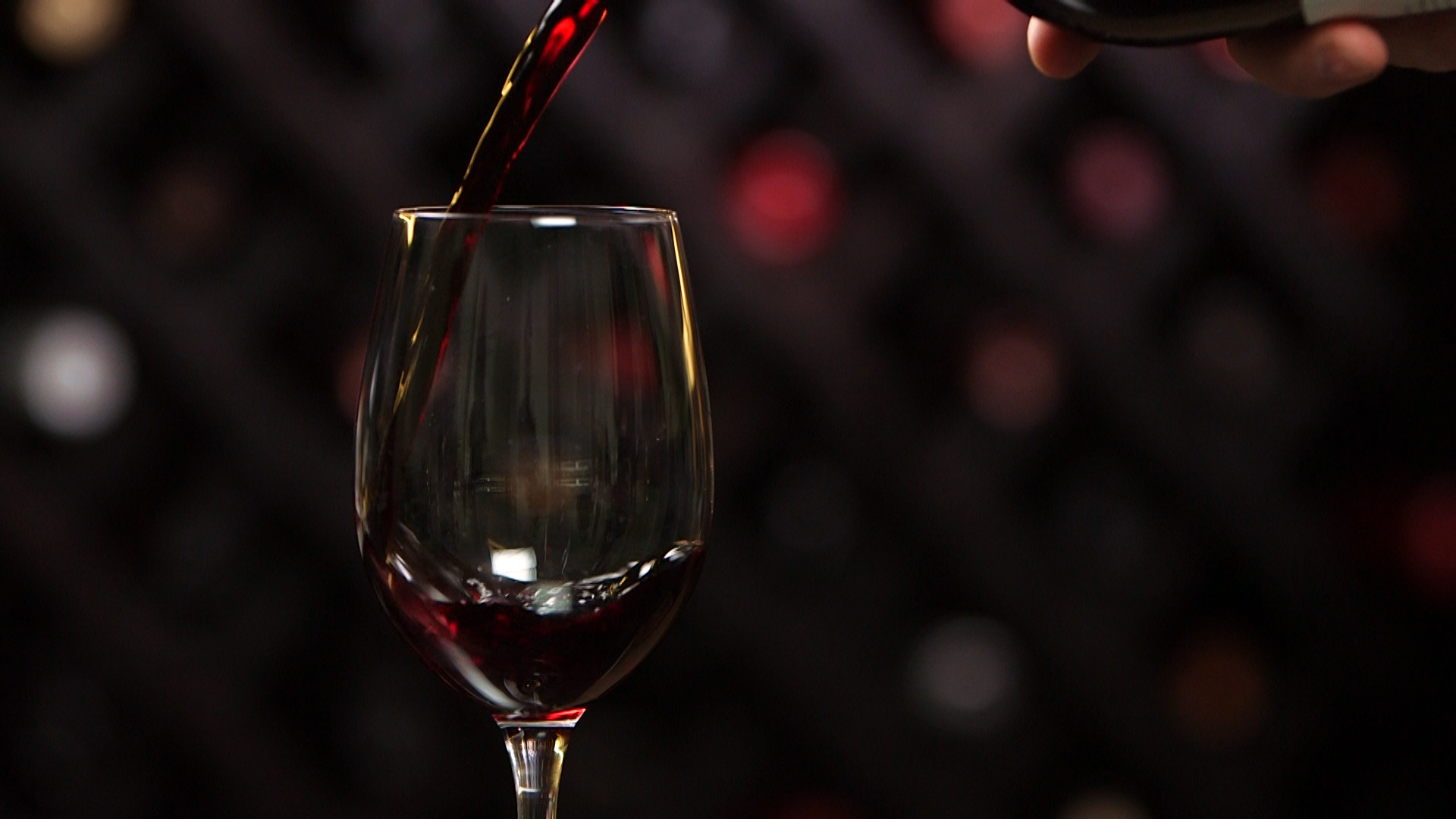 Живые обои вино. Бокал вина. Бокал с вином. Шампанское наливают в бокал. Красное вино гиф.