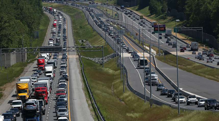 Heavy Memorial Day traffic moves southbound and northbound along I-95 May 22, 2015 in Quantico, Virginia.