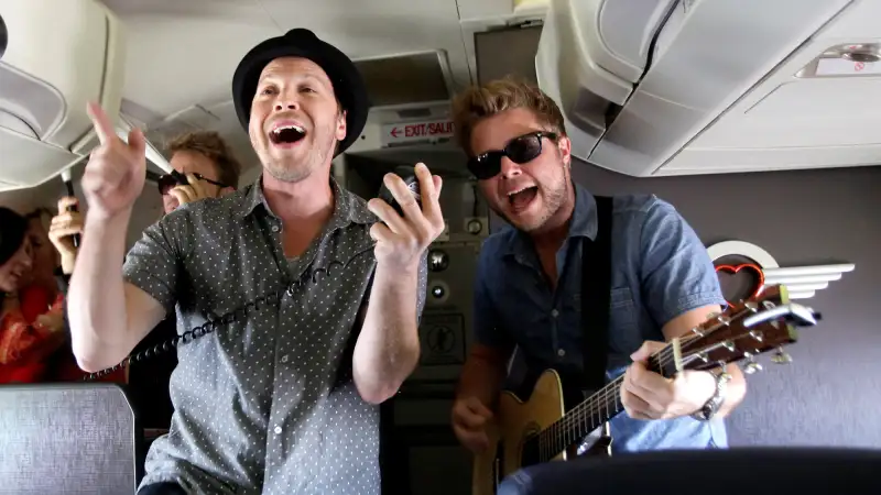 Gavin DeGraw sings his single,  Best I Ever Had  on a Southwest Airlines flight.