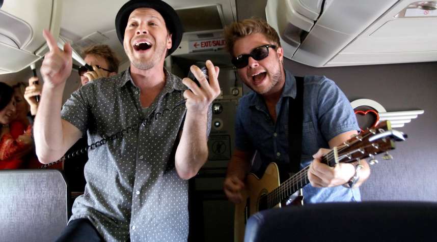 Gavin DeGraw sings his single,  Best I Ever Had  on a Southwest Airlines flight.