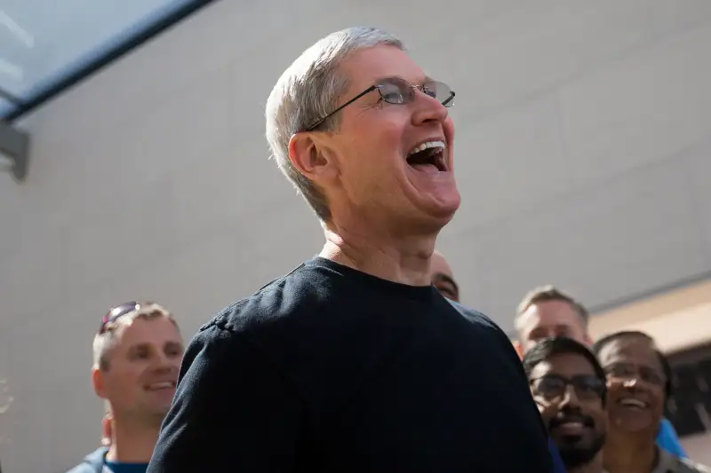 tim-cook-apple-photos-twitter