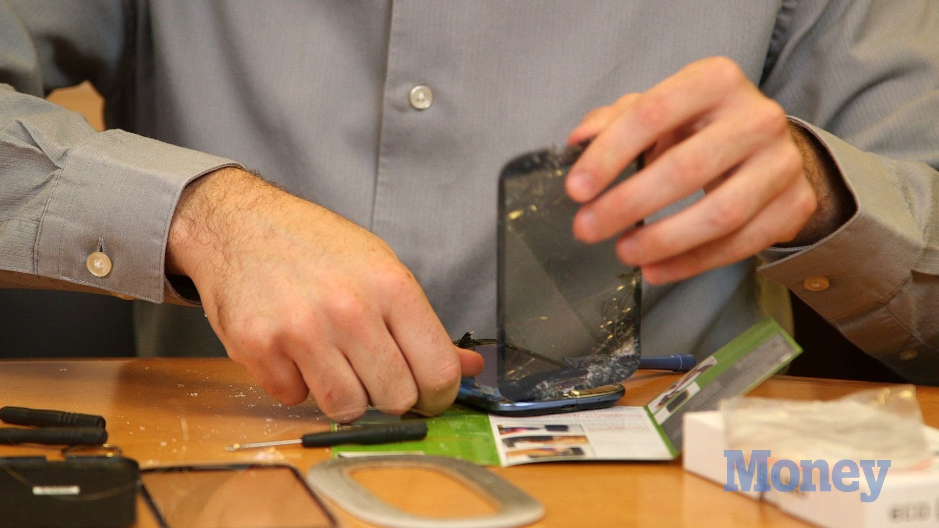 Should You Fix Your Shattered Phone Screen Yourself?