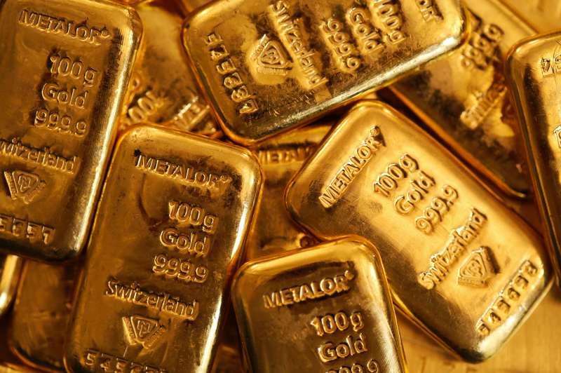 One hundred gram gold bars at Gold Investments Ltd. bullion dealers in London, U.K., on Tuesday, July 15, 2014.
