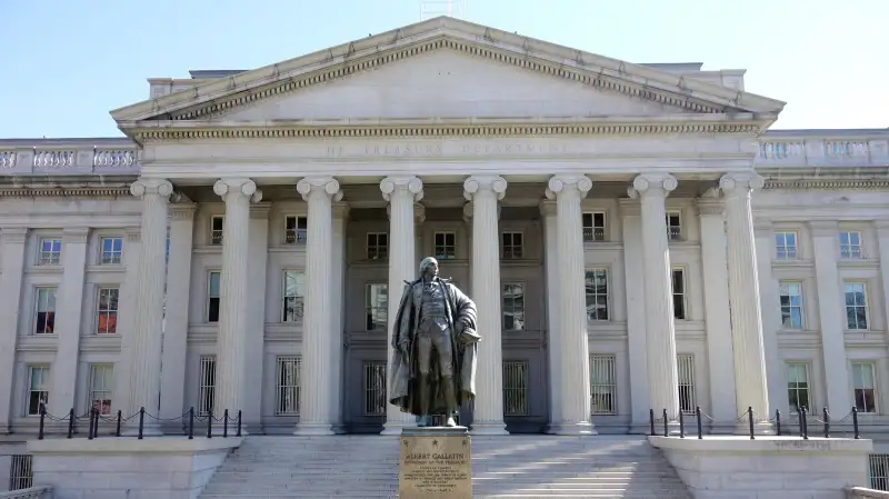 150824_INV_WhatsUpBondsThe US Department of the Treasury Building in Washington DC, April 11, 2015