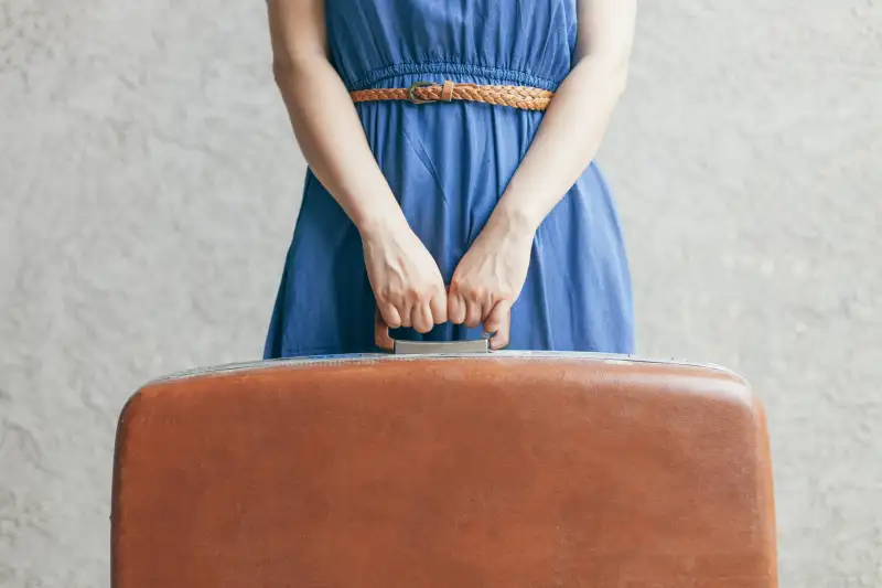 woman-holding-suitcase