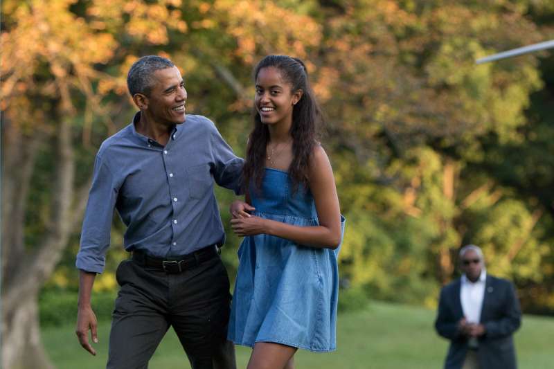 From left, President Barack Obama with daughter Malia walk from Marine One across the South Lawn of the White House in Washington, August 23, 2015.