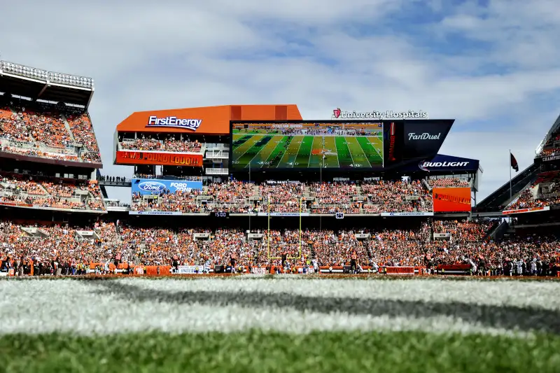 Cleveland Browns fans swarm all-you-can-drink tailgate at MetLife Stadium  before Monday Night Football game (videos) 