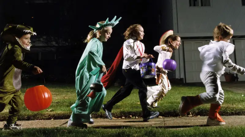 trick or treaters on halloween