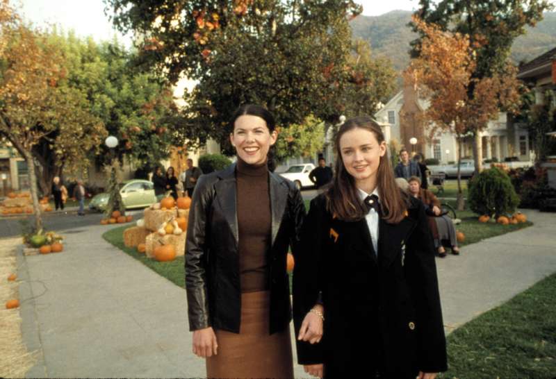 Lauren Graham and Alexis Bledel in 'Kiss & Tell', (Season 1, episode 7) of GILMORE GIRLS (aired November 16, 2000)