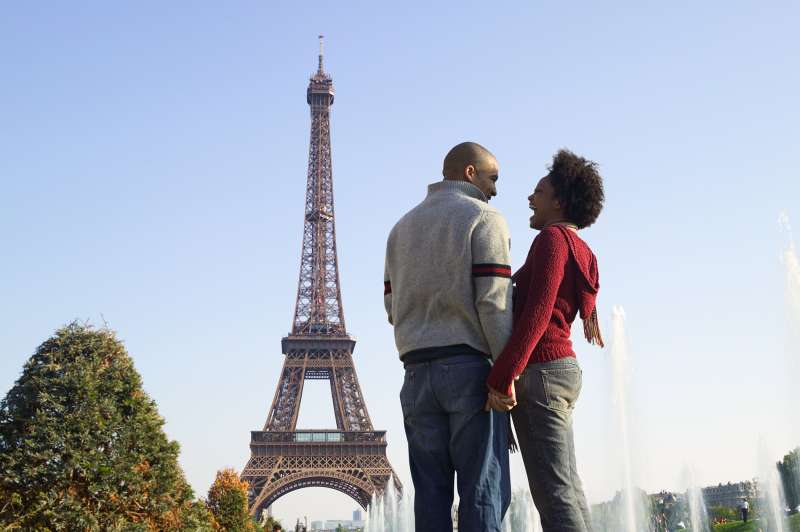 millennial couple in front of Eiffel tower