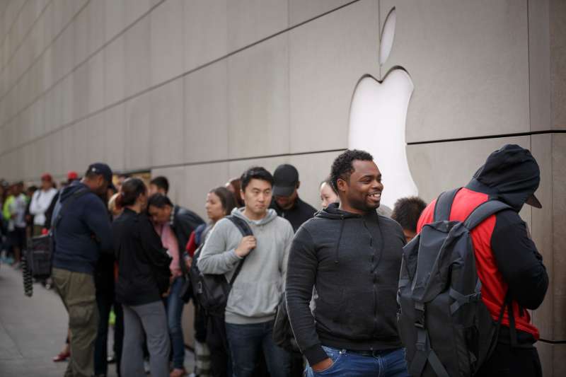Customers waiting in line at the Apple Store to buy the new iPhone 6s.