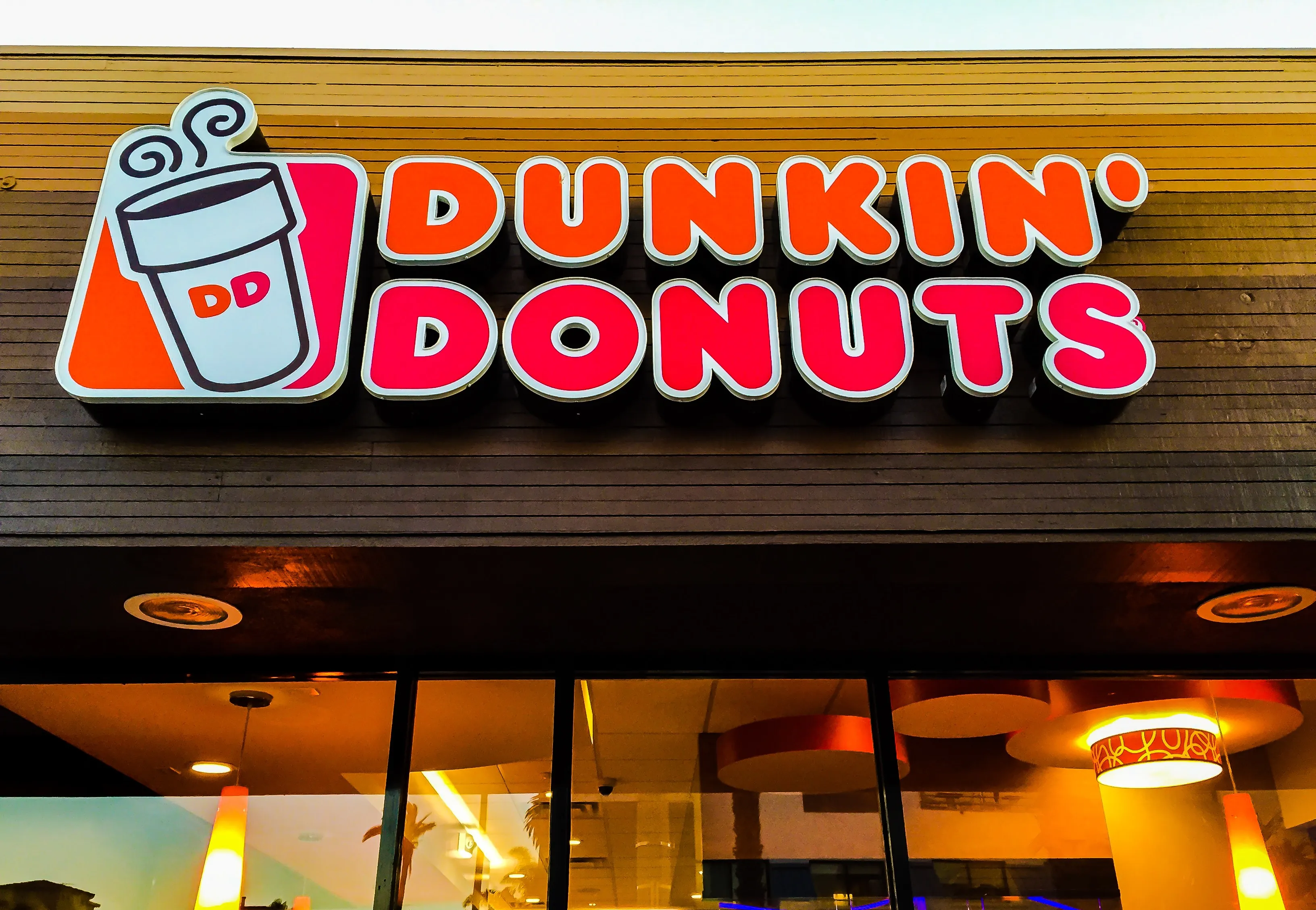 Dunkin' Donuts 100 Stores to Close Money