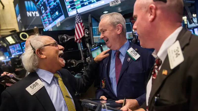 Traders work on the floor of the New York Stock Exchange during the morning of October 8, 2015.