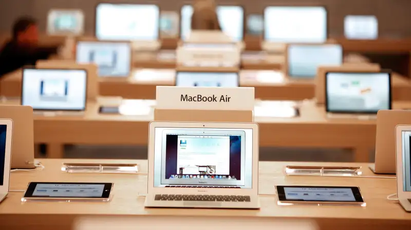 MacBook Air, the new Apple Store in Berlin