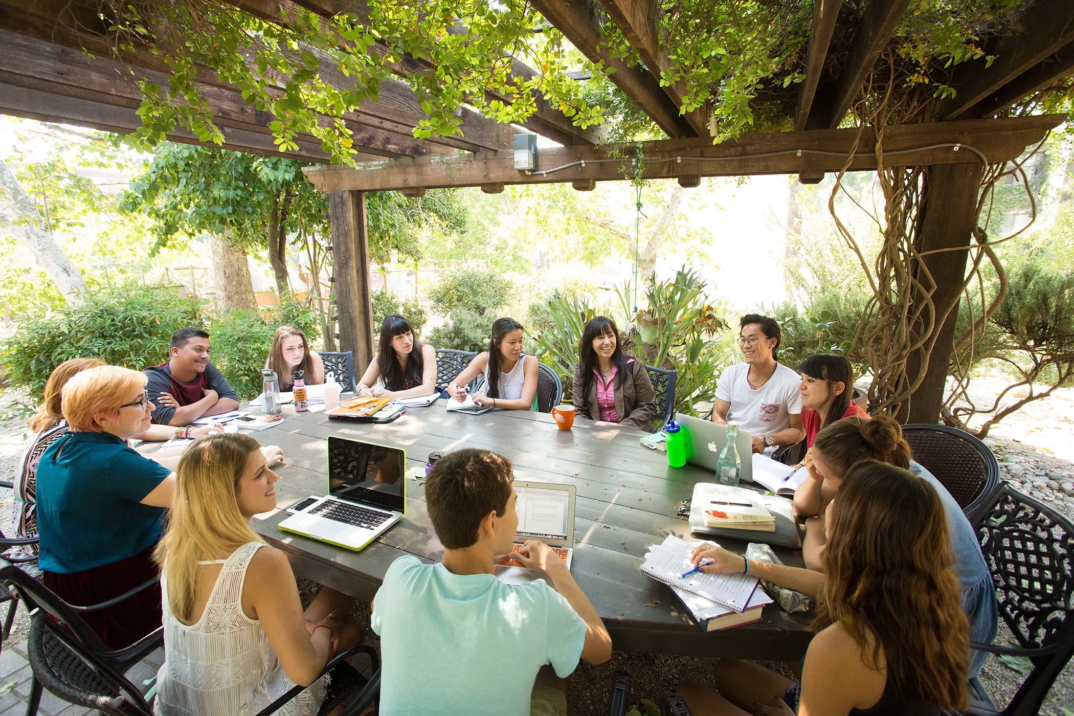 Урок под открытым небом. Art class outside. Conference outside. Pitzer College. Outdoor class activities for higher School.