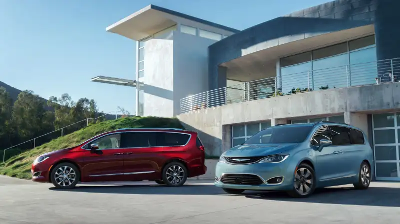 2017 Chrysler Pacifica (left) and Chrysler Pacifica Hybrid (right)