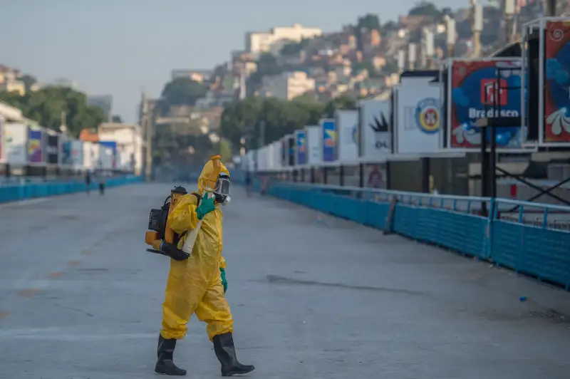 A municipal agent sprays anti Zika mosquitos chimical product at the sambadrome in Rio de Janeiro, on January 26, 2016. Brazil is mobilizing more than 200,000 troops to go house to house in the battle against Zika-carrying mosquitoes, blamed for causing horrific birth defects in a major regional health scare, a report said Monday.