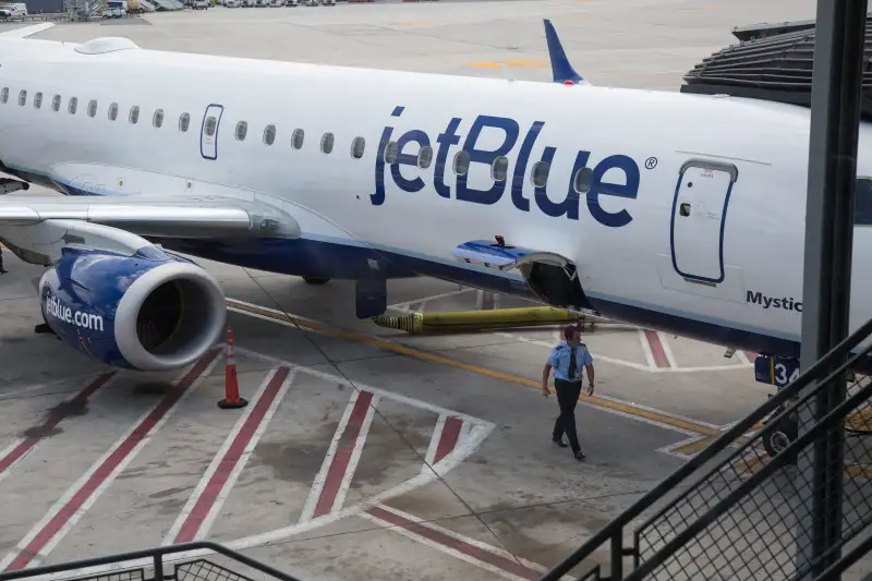 Travelers wait in line at Jet Blue's terminal 5 at JFK airport in New York, U.S., on Friday, August 07, 2015.  Photographer:  Michael Nagle/Bloomberg