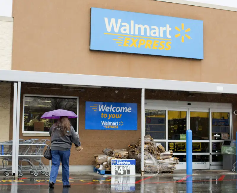 As Clothing Retailers Struggle, Walmart Sees an Opportunity