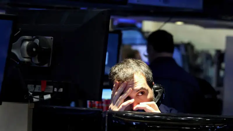 epaselect epa05113599 A trader works on the floor of the New York Stock Exchange at the start of the trading day in New York, New York, USA, on 20 January 2016. The Dow Jones industrial average lost nearly 300 points in early trading in reaction to a drop in the price of oil, among other factors. EPA/JUSTIN LANE