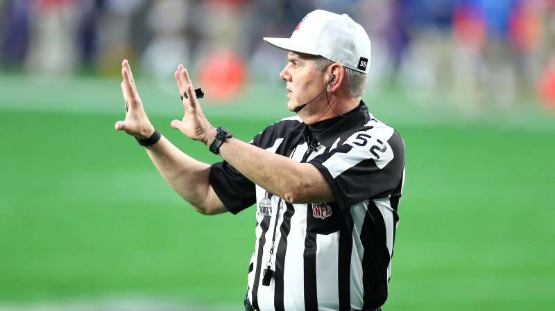 Referee Bill Vinovich #52 makes a call during Super Bowl XLIX between the Seattle Seahawks and the New England Patriots at University of Phoenix Stadium on February 1, 2015 in Glendale, Arizona.