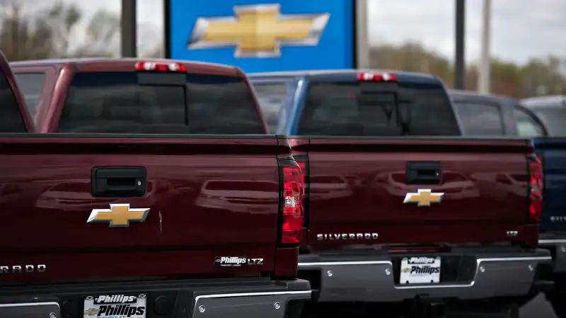 General Motors Co. (GM) 2015 Chevrolet Silverado pickup trucks are displayed for sale on the lot at Phillips Chevrolet car dealership in Frankfort, Illinois, on Thursday, April 30, 2015.