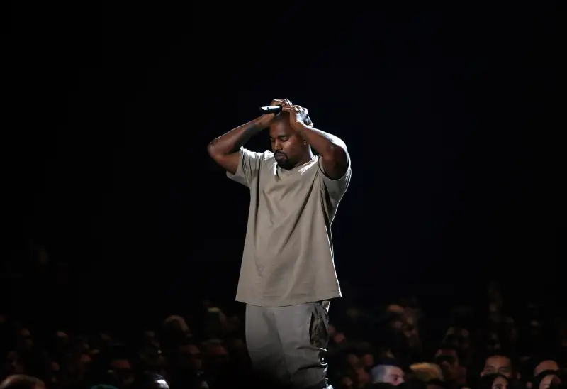 Kanye West pauses as he speaks while accepting the Video Vanguard Award at the 2015 MTV Video Music Awards in Los Angeles, California, August 30, 2015.